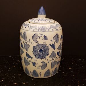 Chinese Blue and White Porcelain Ginger Jar Pointed Finial Lid Vintage